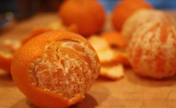 1. Этап. Салат на новогодний корпоратив: 4. Теперь смешаем киноа, авокадо и соус. Очистим мандарины, добавим дольки к салату.