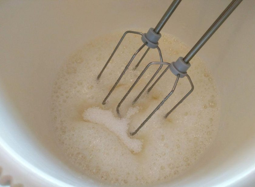 1. Этап. Японский хлопковый чизкейк: Добавьте в белки щепотку соли и взбейте миксером в крепкую пену, вводя сахарный песок в несколько приёмов.
