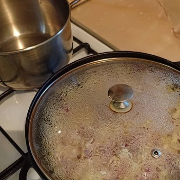 1. Этап. Курица в луковом соусе: Затем накрыть крышкой и тушить 5-7мин.