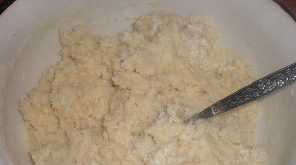 1. Этап. Пончики с маком: Молоко с маргарином ставим на огонь. Дрожжи посыпаем сахаром (1,5 ст.) и убираем в тепло. В просеянную муку выливаем вскипячённое горячее молоко. Желтки взбиваем с оставшимся сахаром, вливаем в них растопленный маргарин, подсолнечное масло, немного водки, щепотку соли и живые дрожжи.