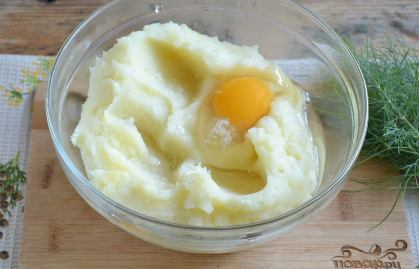 1. Этап. Картофельные крокеты: 2. Пару столовых ложек добавьте в пюре и перемешайте, а в остальную муку будете обмакивать крокеты. Можно сразу добавить всю муку в картофельное пюре (тогда масса получится достаточно густой), тогда макать в муку дополнительно не потребуется. Кстати, перед жаркой крокеты можно обвалять не в муке, а в панировочных сухарях.