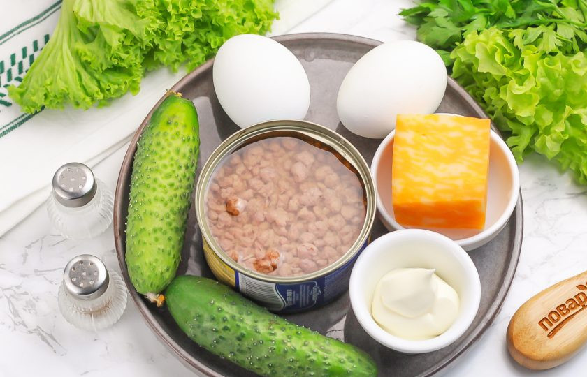 1. Этап. Салат с огурцом, сыром и тунцом: Подготовьте указанные продукты. Консервы вскройте, слейте масло. Куриные яйца отварите заранее в течение 12 минут и охладите в ледяной воде.
