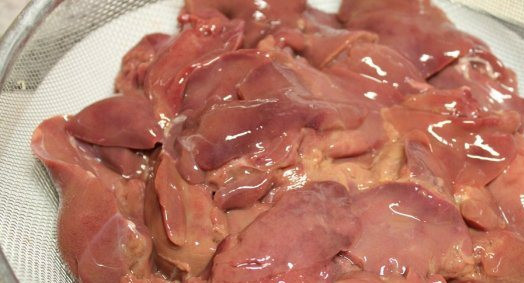 1. Этап. Печень на сковороде: 1. Печень, если надо, размораживаем, очищаем от пленок и режем кусочками. Оставим стекать воде.