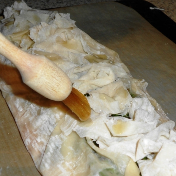 1. Этап. Простой пирог с красной рыбой: Сверху смазываем тесто маслом еще раз.