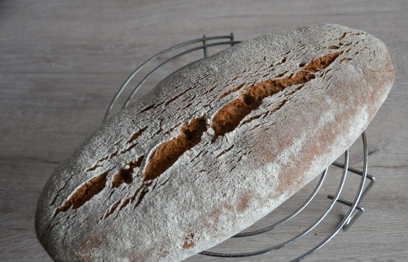 1. Этап. Ржаной заварной хлеб на закваске: Выпекайте хлеб в разогретой до 250 градусов духовке 10 минут, затем понизьте температуру до 180 градусов и выпекайте еще примерно 1 час. Готовность хлеба проверьте деревянной шпажкой, она должна выходить сухой. Готовый хлеб обязательно полностью охладите на решетке, так как процесс еще не закончен, мякиш хлеба продолжает формироваться. В это время можно накрыть хлеб салфеткой.