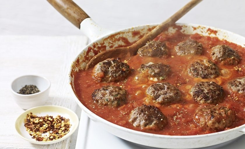 1. Этап. Митболы с плавленным сыром: 4. На отдельной сковороде сделайте зажарку из лука, моркови и томатной пасты. В зажарку переложите готовые митболы, прогрейте в течение 5 минут и подавайте к столу!