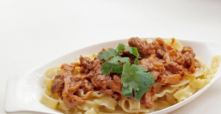 1. Этап. Бефстроганов в томатном соусе: 5. Приятного аппетита! Пока вы готовили бефстроганов в томатном соусе в домашних условиях, можно одновременно сделать и гарнир.