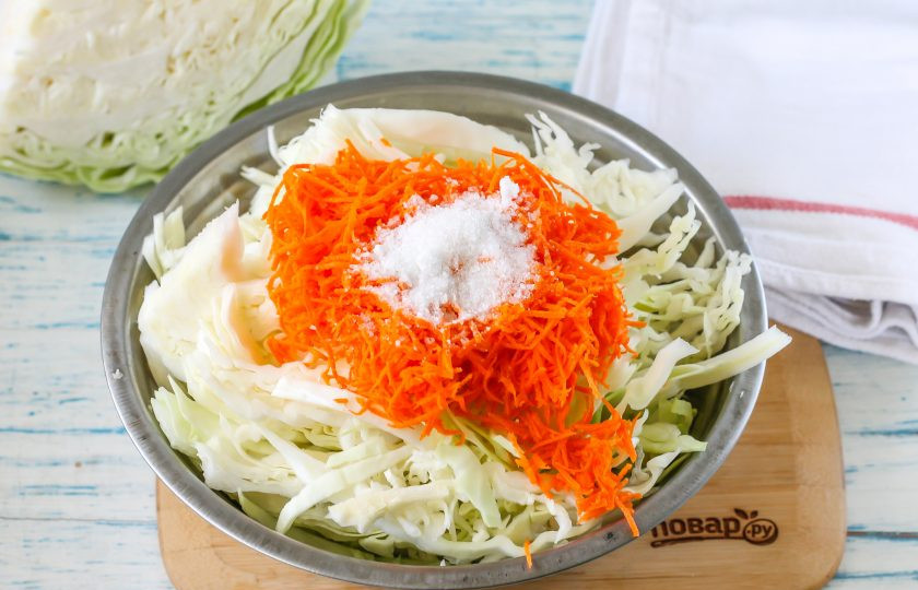 1. Этап. Квашеная капуста с лимонной кислотой: Добавьте обычную поваренную соль и лимонную кислоту.