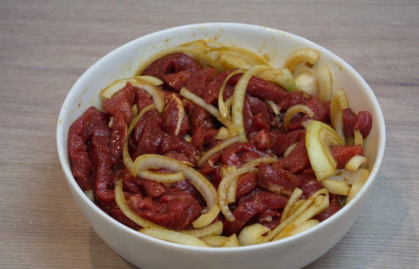 1. Этап. Мясо под соусом терияки: Затяните миску пленкой и оставьте при комнатной температуре на 30 минут.