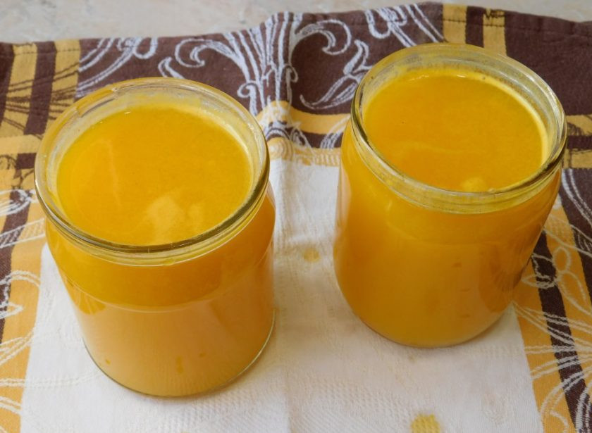 1. Этап. Сок из облепихи на зиму: Разлейте горячий сок по банкам и закройте крышками. Банки с соком остудите и уберите на зиму в прохладное место.