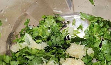 1. Этап. Соус Ткемали (рецепт в мультиварке): Зелень помойте, обсушите и нарежьте. Отправьте её в блендер вместе с измельчённым чесноком и специями. Из слив достаньте косточки, отправьте фрукты туда же вместе с 0,5 стакана отвара от них. Взбейте до однородной массы.