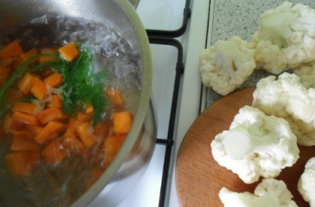 1. Этап. Цветная капуста запеченная в духовке с яйцом: Капусту разобрать на соцветия, отварить морковь и капусту до готовности.