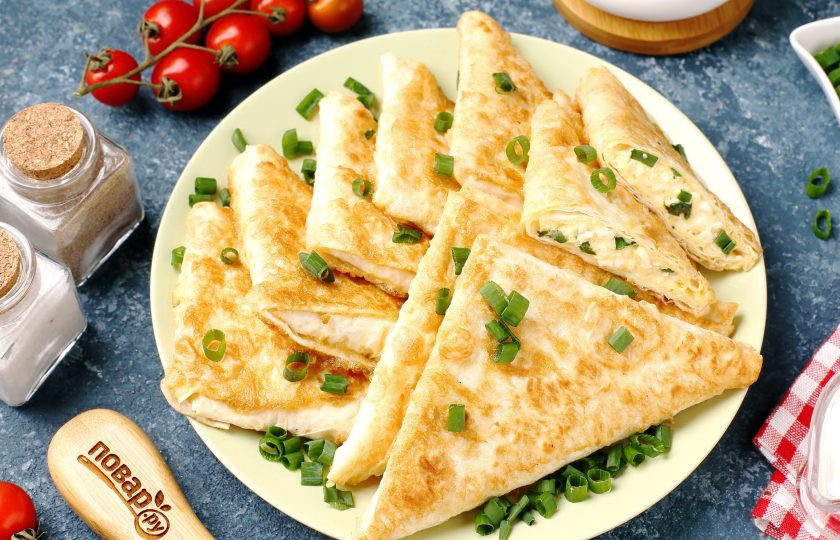 1. Этап. Конвертики из лаваша с варёными яйцами и сметаной: Конвертики из лаваша с варёными яйцами и сметаной готовы. Приятного аппетита!