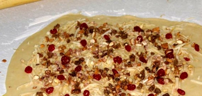 1. Этап. Штрудель с сухофруктами: Тесто раскатайте в пласт. Выложите на него начинку, посыпьте сахаром. Затем сверните в рулет и уберите на противень, немного смазанный маслом.