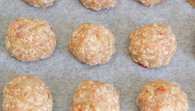 1. Этап. Свекольный суп на курице: После этого сделайте митболы. А в это время на сковороде с маслом в кастрюле обжарьте семена твина и фенхеля. Далее добавьте к ним нарезанный лук-порей, перец и соль. Обжарьте ингредиенты пару минут, помешивая.