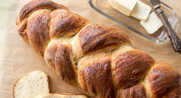 1. Этап. Хлебная косичка с маком: 9. Запекайте при 190 градусах около получаса, затем немного подождите до остывания и наслаждайтесь.