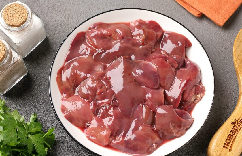 1. Этап. Куриная печень, жареная с луком: Печень промойте и обсушите.