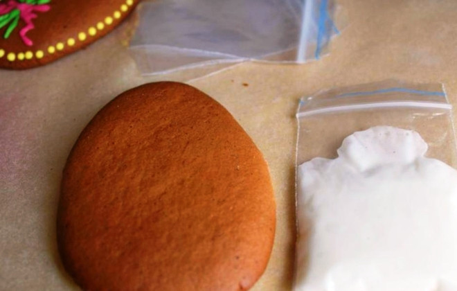 1. Этап. Пряники на пасху: Переложите глазурь в маленький пакетик и украсьте остывшие пряники на свой вкус и фантазию. К этому занятию можно привлечь детей. Дайте глазури застыть и подавайте пряники на стол.