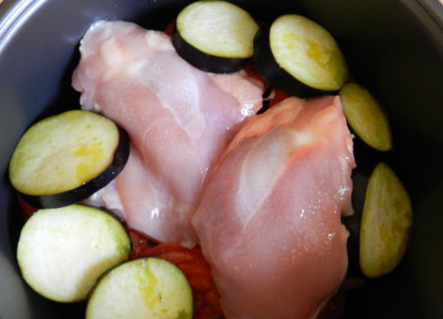 1. Этап. Курица с баклажанами в мультиварке: В кастрюлю мультиварки кладем слоями: курицу, помидоры, баклажаны. Слои баклажанов сбрызгиваем оливковым маслом.