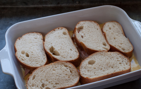 1. Этап. Горячие бутерброды с ветчиной и сыром: Хлеб с сыром и ветчиной уложить в форму для выпекания.