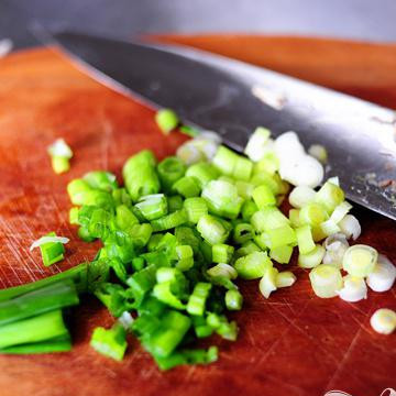 1. Этап. Бифштекс в грибном соусе: Мелко порезать зеленый лук.