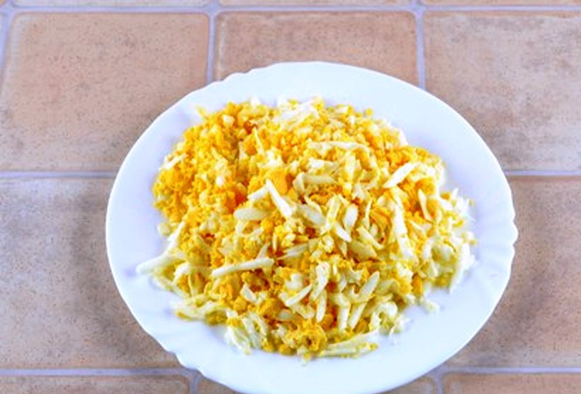 1. Этап. Салат из вареной моркови: Отварите и потрите на терке яйца.