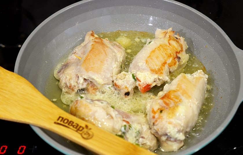 1. Этап. Куриные рулетики с помидорами и сыром: 7. Обжарьте со всех сторон на сковороде.