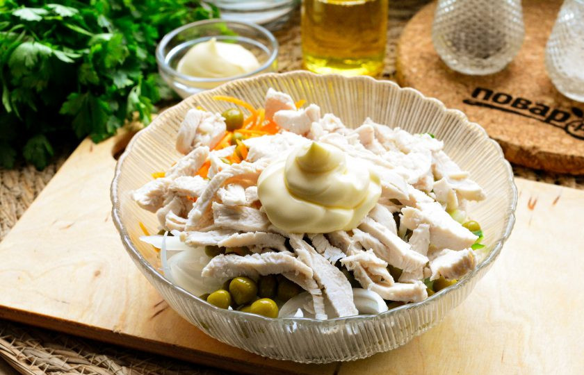 1. Этап. Салат Обалденный с куриным филе: Салат заправьте майонезом, добавьте соль и черный молотый перец по вкусу.