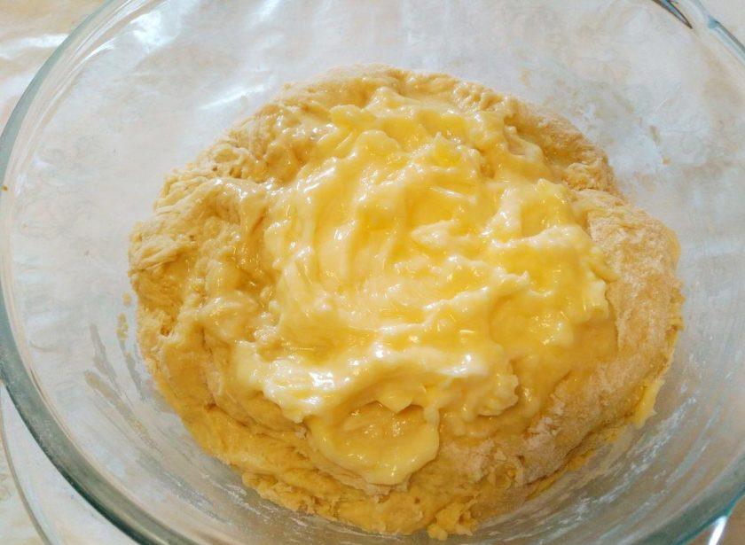 1. Этап. Булочки «Соломбальские»: Замесите сдобное дрожжевое тесто при помощи ложки, а когда его станет трудно размешивать, добавьте мягкое сливочное масло.