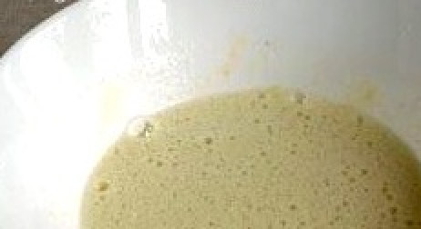 1. Этап. Манник на сметане в мультиварке: Яйца взбить с сахаром.