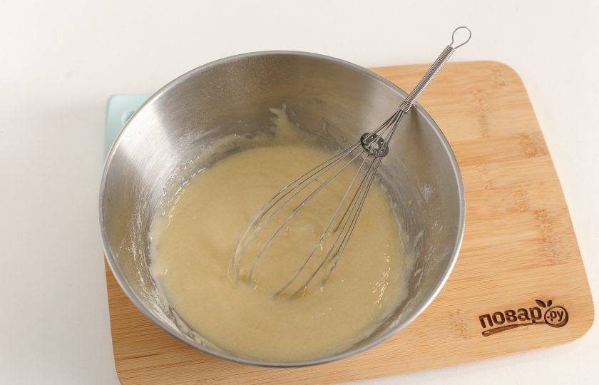 1. Этап. Шарлотка на одном яйце: Перемешайте все до однородного состояния.