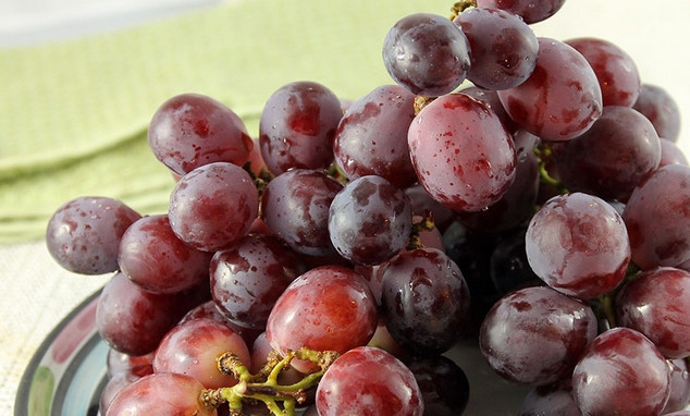 1. Этап. Бекмес классический: Виноград тщательно промываем. Перекладываем в сотейник, вливаем немного воды и варим, пока не лопнут все ягоды и не выделится сок. Можно помогать себе толкушкой или деревянной ложкой.