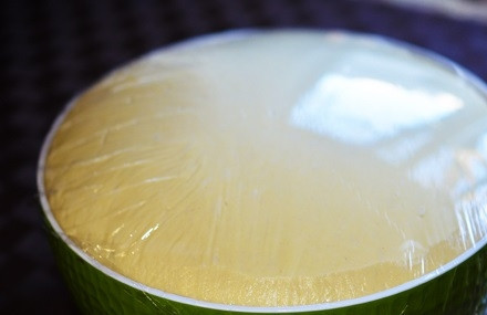 1. Этап. Простые дрожжевые пончики: 3. Дайте тесту хорошо подойти (пару часов).