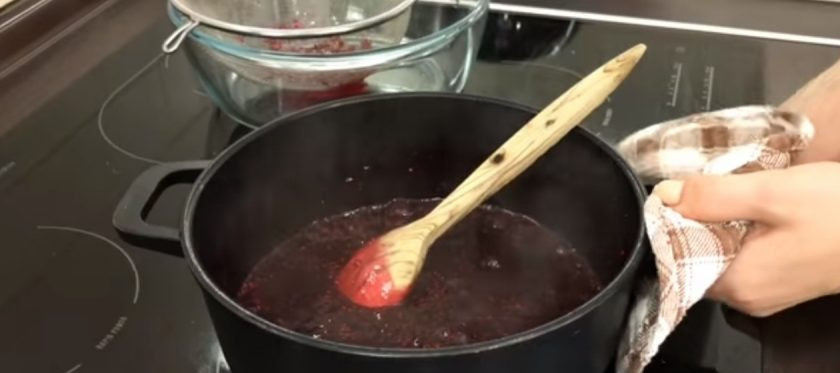 1. Этап. Торт без выпечки с кокосовым кремом: 2. Когда малина начнет закипать, слегка измельчите ее до состояния пюре. Протрите готовый джем через сито и дайте ему полностью остыть. Холодные сливки взбейте миксером до пышной пены.