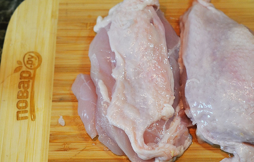 1. Этап. Курица Пикассо: 1. Грудки слегка отбейте.