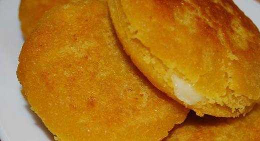 1. Этап. Мчади с сулугуни: Готовые мчади промокните от лишнего жира. Затем разрежьте их и между двумя половинками уложите кусочек сулугуни. Приятного аппетита!