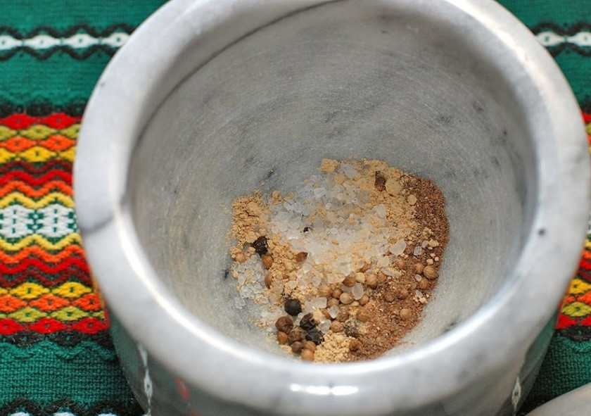 1. Этап. Запеченный окунь: В ступку складываем все приправы и пестиком растираем их.