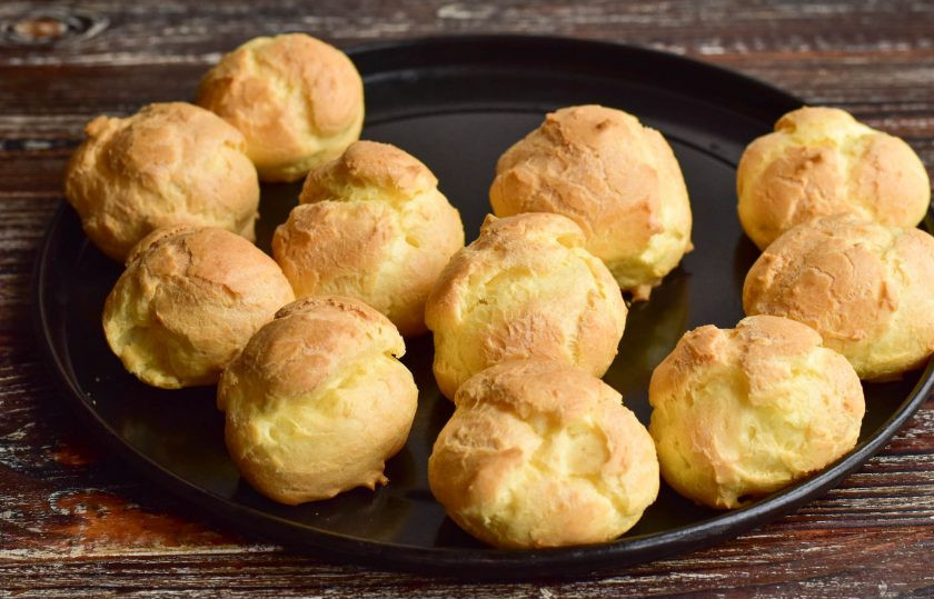 1. Этап. Профитроли с банановым кремом: Достаньте профитроли из духовки и дайте им остыть.