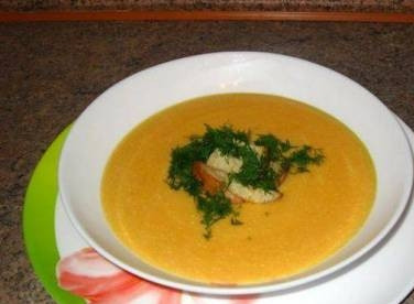 1. Этап. Тыквенный суп со сливками: Наливаем суп в тарелку, посыпаем мелко рубленной зеленью и добавляем сухарики. Приятного аппетита!