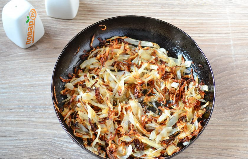 1. Этап. Чечевица с капустой: Когда капуста обжарится, поперчите и посолите её по вкусу.