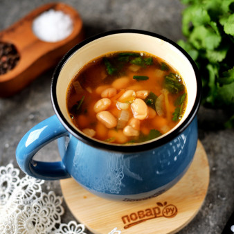 Фасолевый суп с кинзой