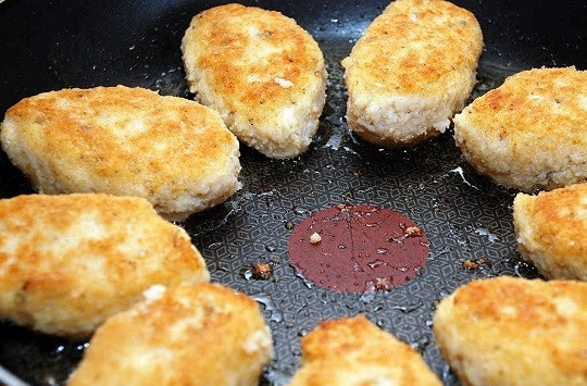 1. Этап. Классический рецепт рыбных котлет: 7. Жарьте на среднем огне до румяности. Приятного аппетита!