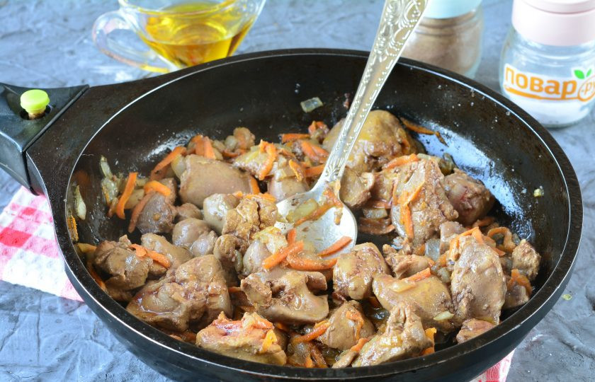 1. Этап. Перловка с куриной печенью: Обжаривайте овощи с печенью 3-4 минуты на небольшом огне. Посолите и поперчите по вкусу.