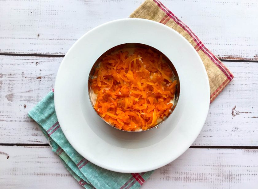 1. Этап. Салат со свеклой и шпротами: Поверх картофеля выложите морковь.