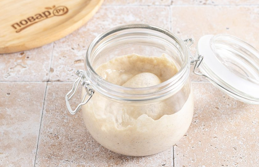 1. Этап. Закваска из ржаной муки для кваса: Уже на 3 день будет чувствоваться характерный запах ржаного хлеба, а сама закваска будет немного подниматься, увеличится в размере и начнет бродить.