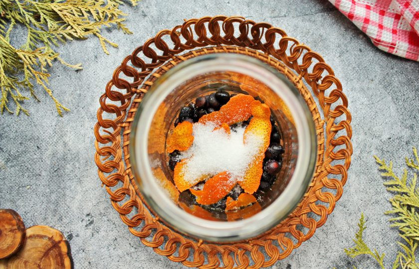 1. Этап. Настойка из кедровых орешков на водке: Всыпьте в банку сахар и ванильный сахар.