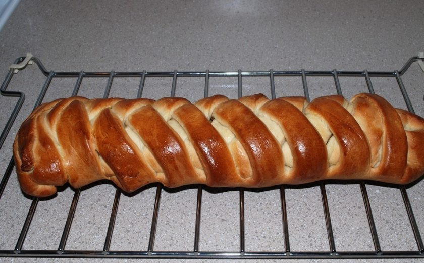 1. Этап. Плетенка с черносливом: 5. Выпекайте пирог при температуре 190 градусов 15-20 минут.