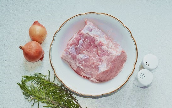 1. Этап. Шашлык с розмарином: Подготовьте ингредиенты. Для этого шашлыка я использую нежирную свинину, но вы можете взять любую часть, которая вам нравится.