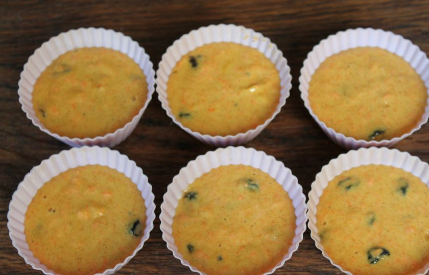 1. Этап. Морковные кексы с изюмом: Морковное тесто с изюмом раскладываем по формочкам. Выпекаем в духовке при температуре 190 градусов около 25 минут.