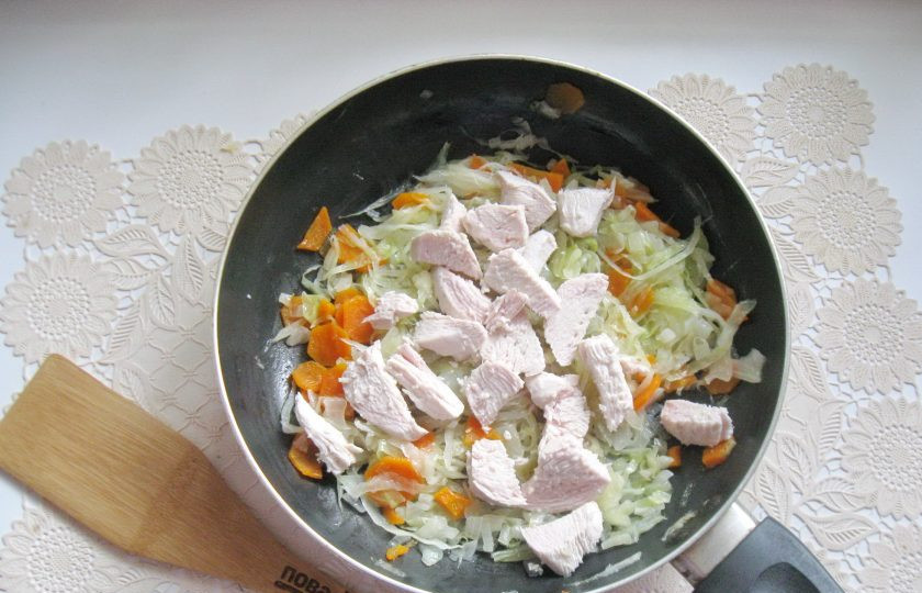 1. Этап. Рис по-сингапурски: Куриную грудку сварите до готовности и нарежьте. После добавьте в сковороду с тушеными овощами.